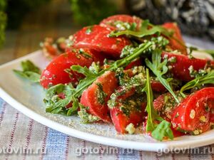 Салат из помидоров с рукколой и грецкими