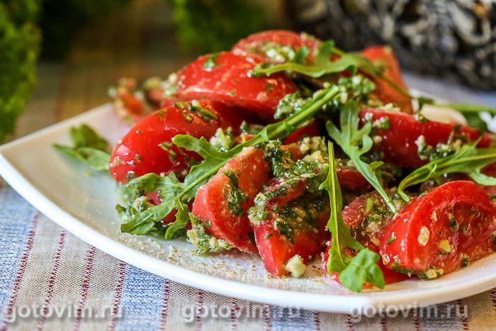 Салат из помидоров с рукколой и грецкими орехами. Фотография рецепта