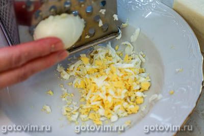 Бутерброды с красной икрой, плавленым сыром и яйцом, Шаг 01