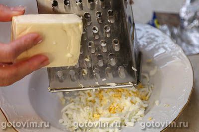 Бутерброды с красной икрой, плавленым сыром и яйцом, Шаг 02