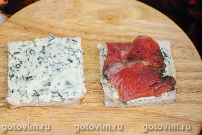 Сэндвичи с красной рыбой, сливочным сыром и помидорами черри, Шаг 04