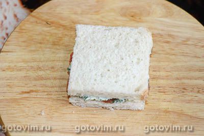 Сэндвичи с красной рыбой, сливочным сыром и помидорами черри, Шаг 05