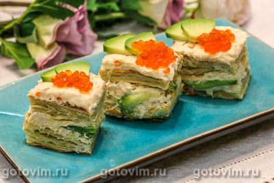 Закуска из сырного крема с лососем, авокадо и красной икрой