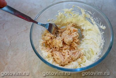 Закуска из сырного крема с лососем, авокадо и красной икрой, Шаг 02