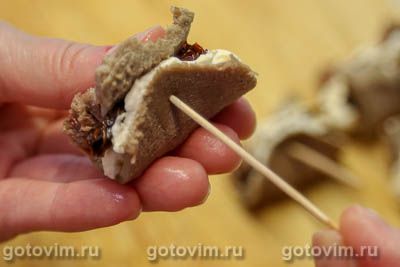 Рулетики из свиного языка с творожным сыром и вялеными помидорами, Шаг 07