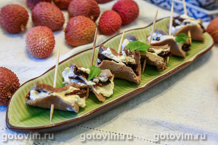 Рулетики из свиного языка с творожным сыром и вялеными помидорами. Фотография рецепта