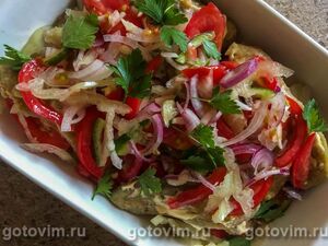 Салат из жареных баклажанов со свежими овощами