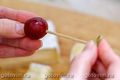 Закуска на шпажках с сыром бри и виноградом, Шаг 03
