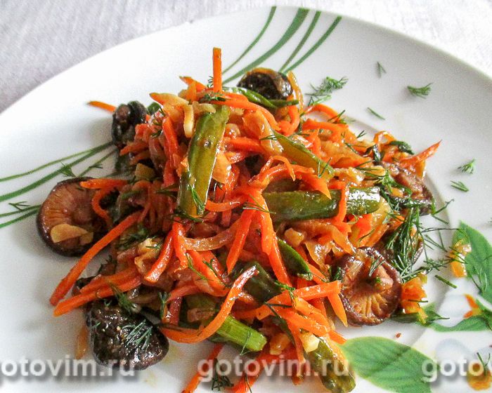 Закуска из сухих грибов шиитаке и корейской моркови в мультиварке. Фотография рецепта