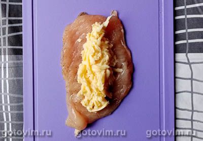 Рулетики из куриного филе с сыром в панировке «Камыши», Шаг 04