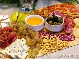   (Charcuterie board)    