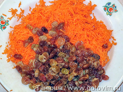 Слоеный салат «Изюмительный» из свеклы, моркови и сыра с медово-горчичный заправкой, Шаг 02