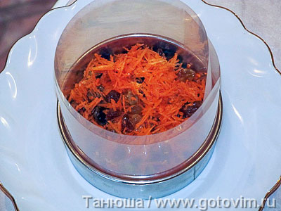 Слоеный салат «Изюмительный» из свеклы, моркови и сыра с медово-горчичный заправкой, Шаг 04