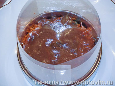 Слоеный салат «Изюмительный» из свеклы, моркови и сыра с медово-горчичный заправкой, Шаг 05