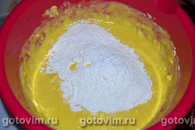 Заливной пирог с сосисками и сыром, Шаг 03