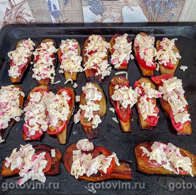 Баклажаны с крабовыми палочками и сыром, запеченные в духовке, Шаг 08