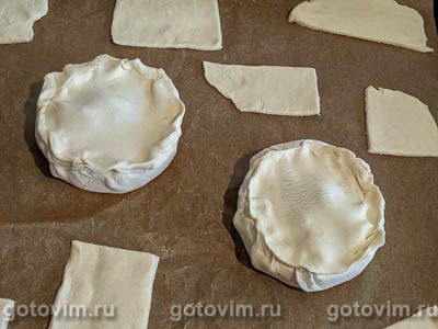 Сыр камамбер (или бри), запечённый в слоеном тесте с вишнёвым соусом, Шаг 04