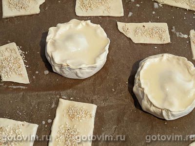 Сыр камамбер (или бри), запечённый в слоеном тесте с вишнёвым соусом, Шаг 05