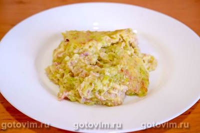 Запеканка из тертых кабачков с колбасой и сыром
