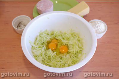 Запеканка из тертых кабачков с колбасой и сыром, Шаг 01