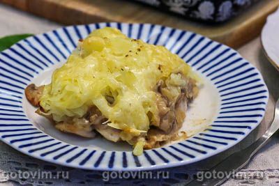 Картофельная запеканка с курицей, грибным соусом и сыром