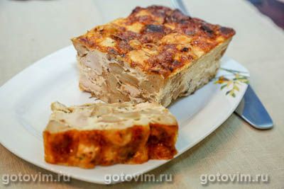 Запеканка из куриной грудки с беконом и хлебом