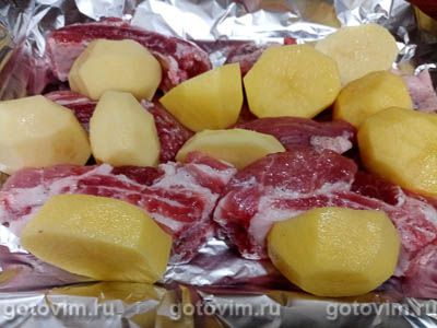 Свиные ребрышки с картофелем, запеченные в фольге , Шаг 03