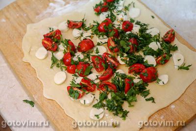 Булочки завитушки с сыром моцарелла, помидорами и зеленью, Шаг 06