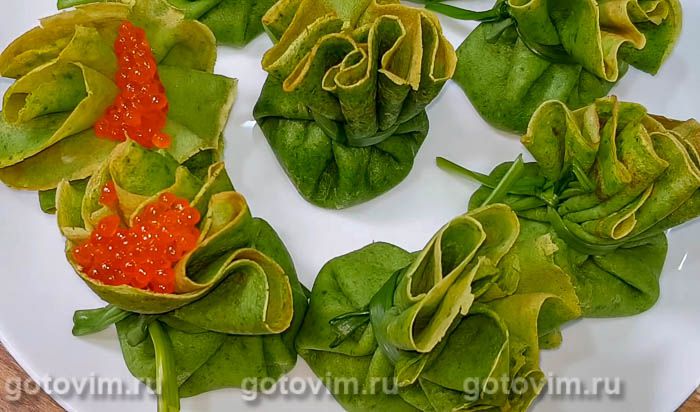 Зеленые блины с начинкой из сыра и селедки. Фотография рецепта