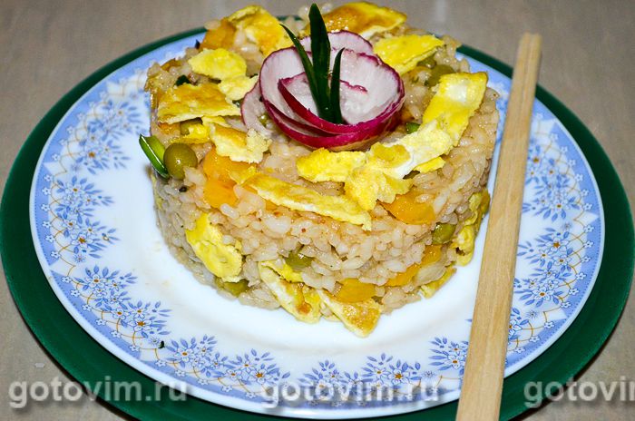 Жареный рис с овощами и яйцом. Фотография рецепта