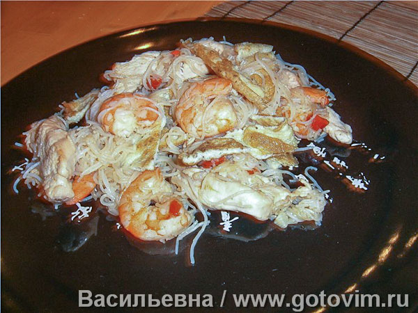 Жареная рисовая вермишель с креветками и курицей. Фотография рецепта