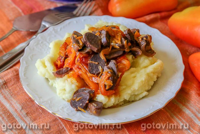 Утиные желудки в густом овощном соусе с помидорами и сладким перцем. Фотография рецепта
